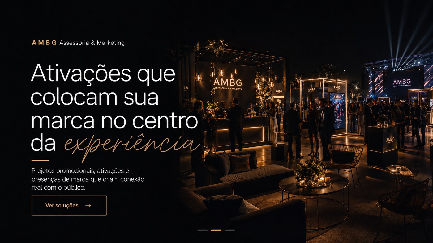 Evento de ativação de marca com lounges, estruturas iluminadas e convidados.