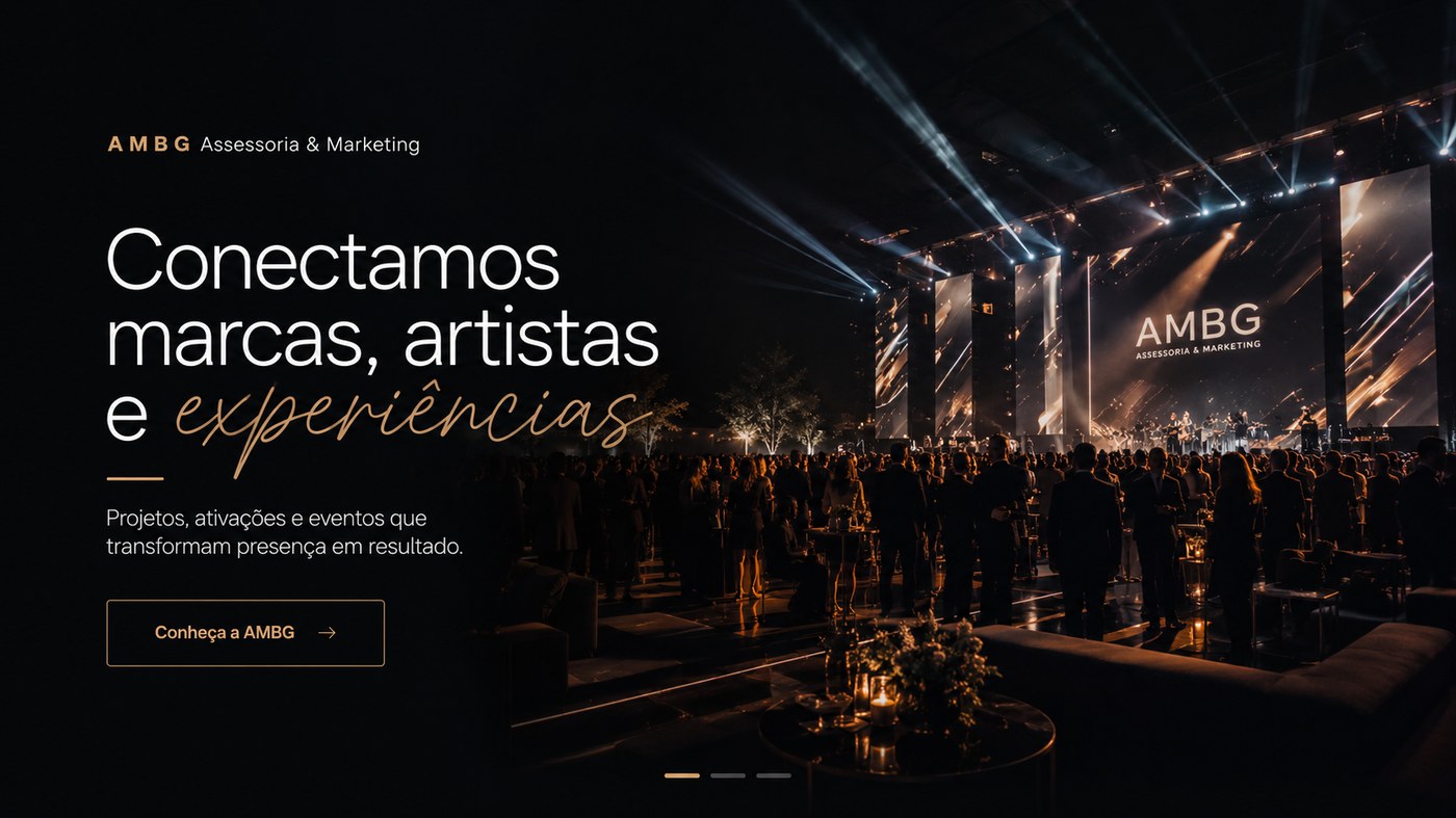 Grande evento com palco, iluminação e público reunido.